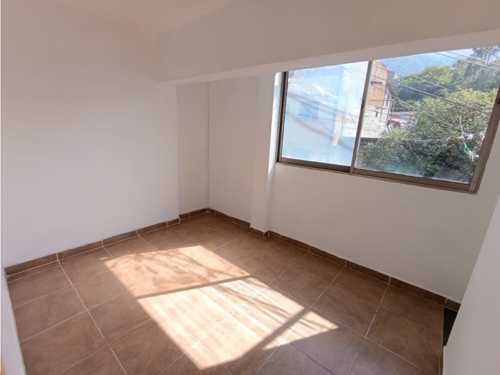 APARTAMENTO CAMPO VALDES CERCA EST. GASOLINA TEXACO — foto 5