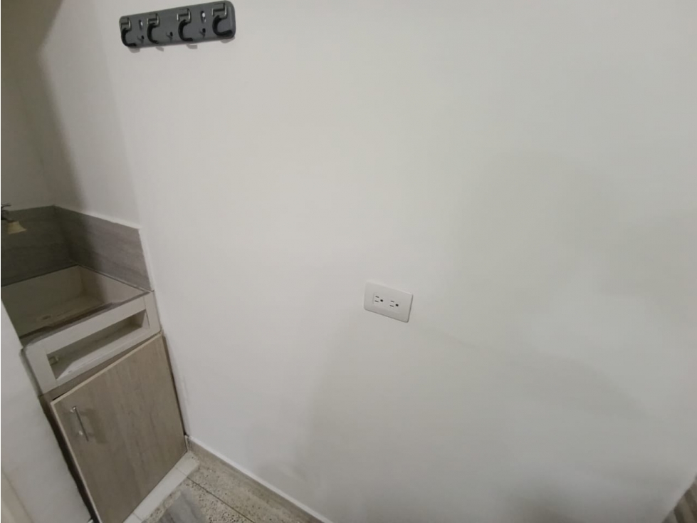 APARTAESTUDIO LOS COLORES CERCA CAI POLICÍA — foto 4