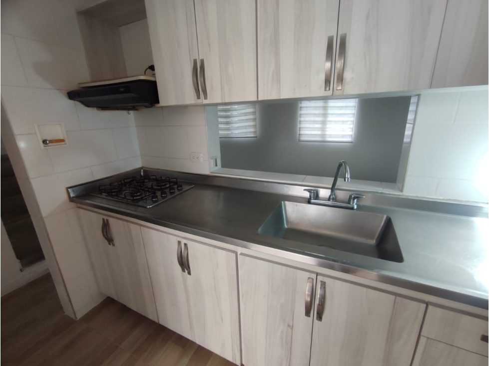 CASA ROBLEDO CERCA ZONA COMERCIAL LA CAMPIÑA — foto 2