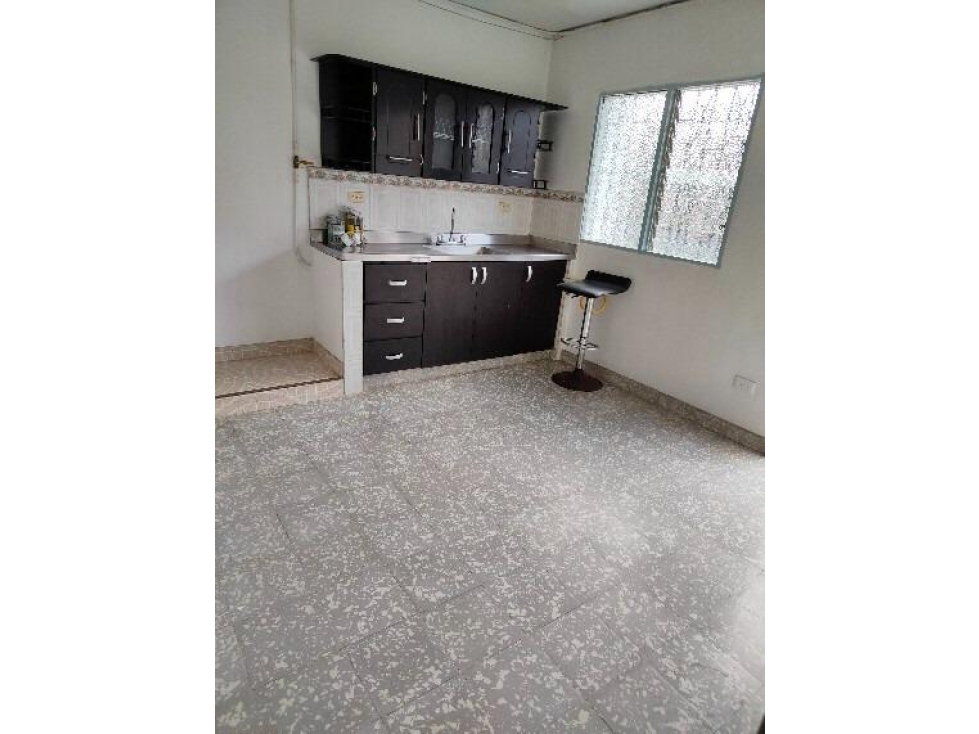 CASA DE DOS NIVELES CON TRES APARTAMENTOS SECTOR CAMPO VALDES — foto 2