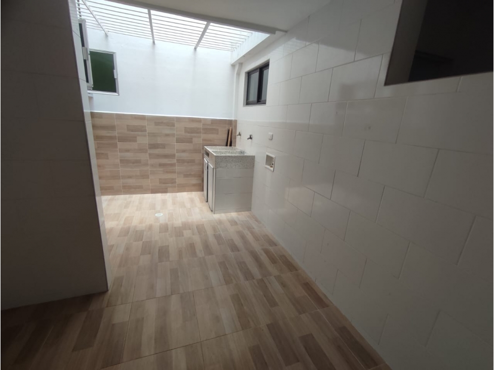 CASA ROBLEDO CERCA ZONA COMERCIAL LA CAMPIÑA — foto 4
