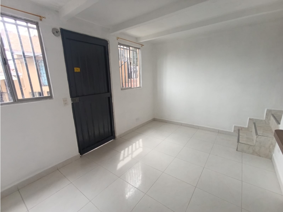 CASA ROBLEDO CERCA ZONA COMERCIAL LA CAMPIÑA