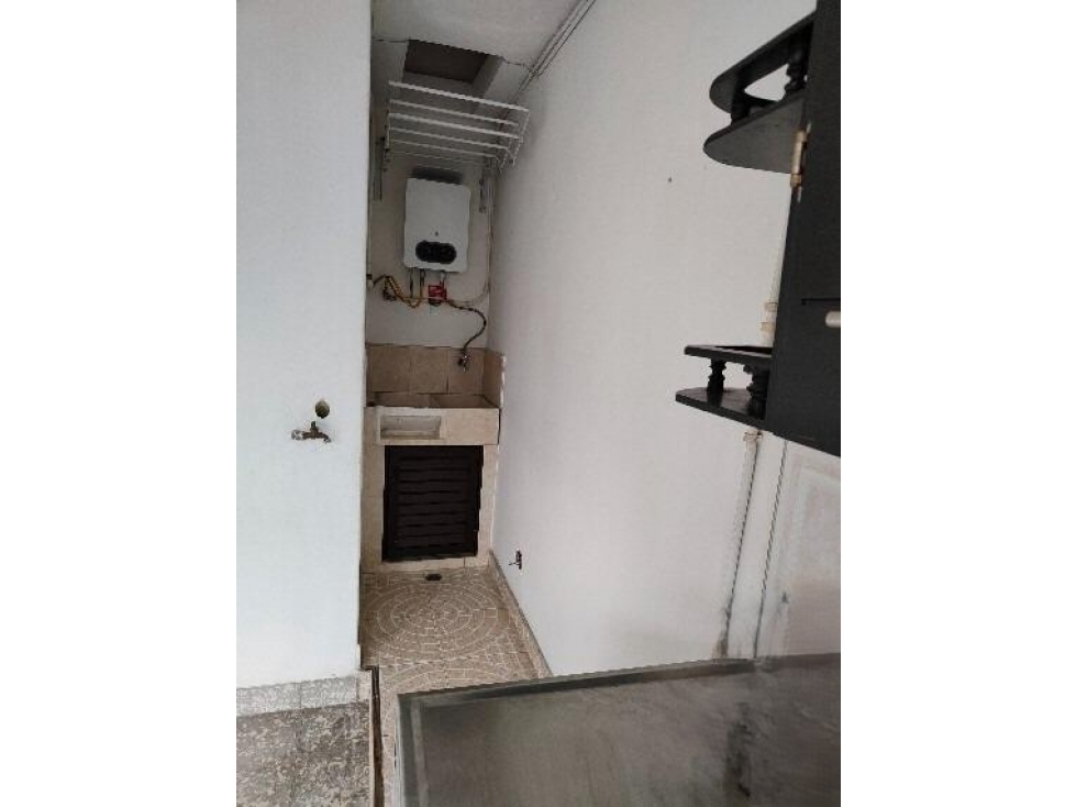 CASA DE DOS NIVELES CON TRES APARTAMENTOS SECTOR CAMPO VALDES — foto 3