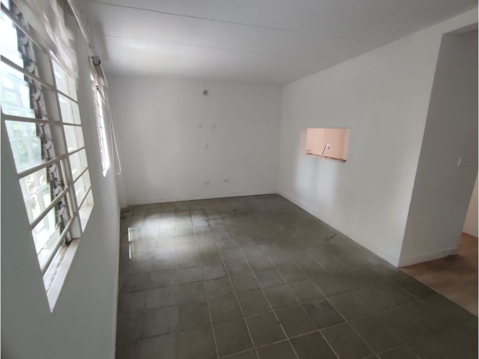 CASA ROBLEDO CERCA ZONA COMERCIAL LA CAMPIÑA
