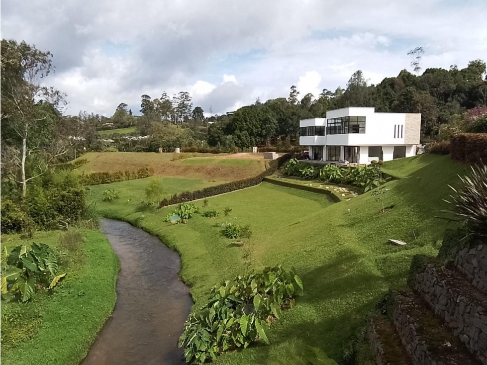 ENCANTADOR LOTE EN VENTA UBICADO EN PRESTIGIOSA PARCELACION RETIRO