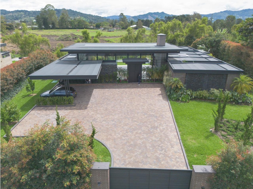 ENCANTADORA FINCA DE LUJO EN VENTA EN LLANOGRANDE