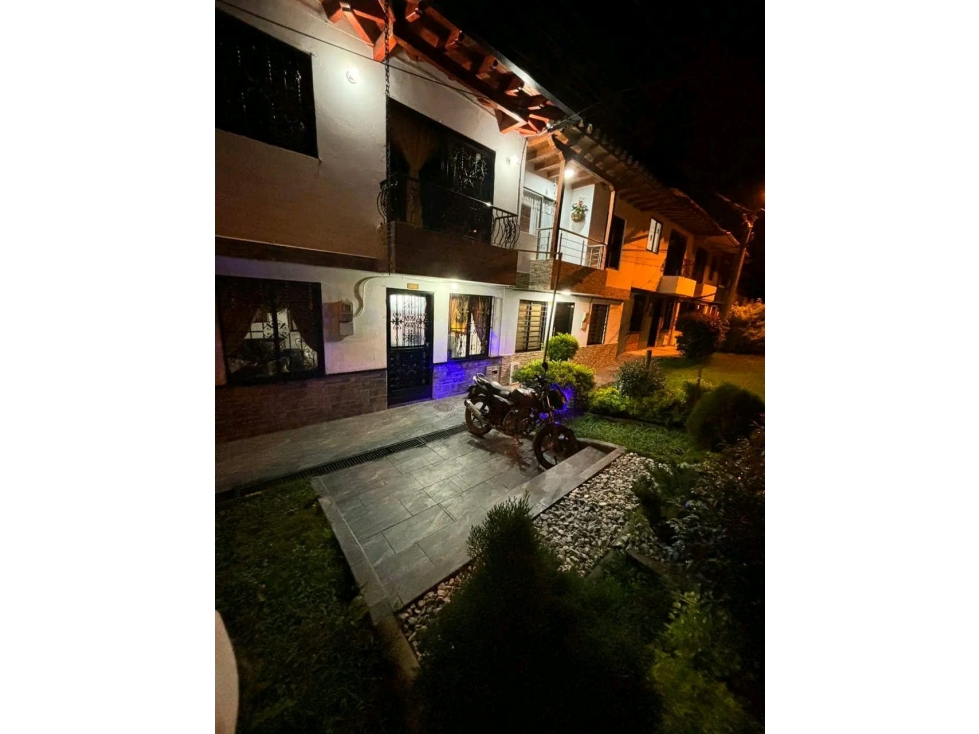 SE VENDE LINDA CASA UNIFAMILIAR DE TRES NIVELES EL CARMEN DE VIBORAL