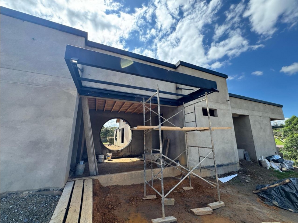 DESPANPANANTE CASA FINCA EN CONSTRUCCIÓN