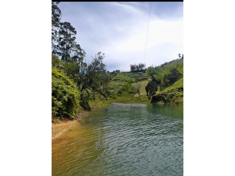 ENCANTADOR LOTE EN VENTA CON EMBALSE EN EL PEÑOL