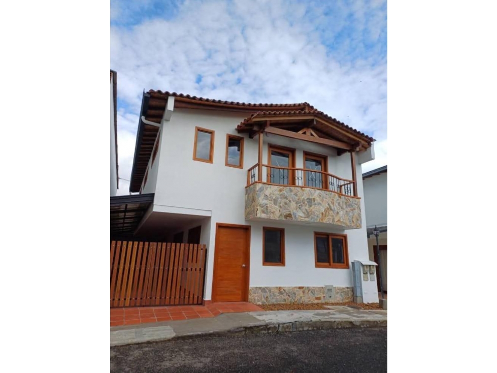 ENCANTADORA CASA EN VENTA LA CEJA