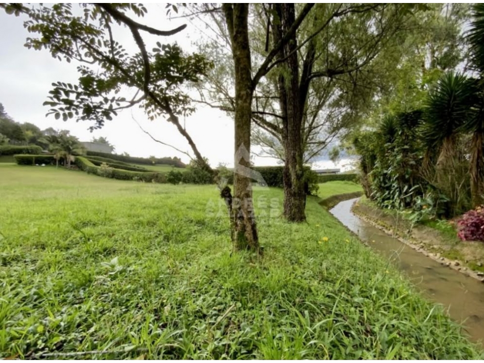 HERMOSO LOTE ESQUINERO EN PARCELACIÓN CON AGUA PROPIA EN LLANOGRANDE. — foto 5