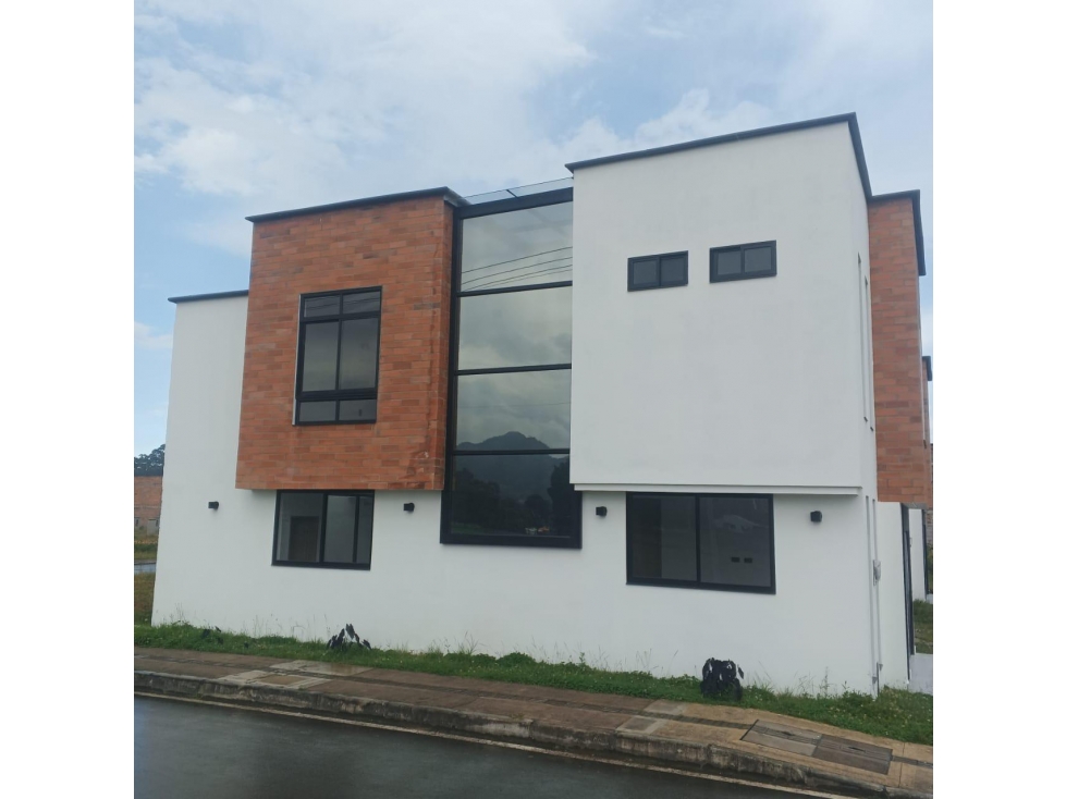 LINDA CASA ESQUINERA EN VENTA LA CEJA — foto 2