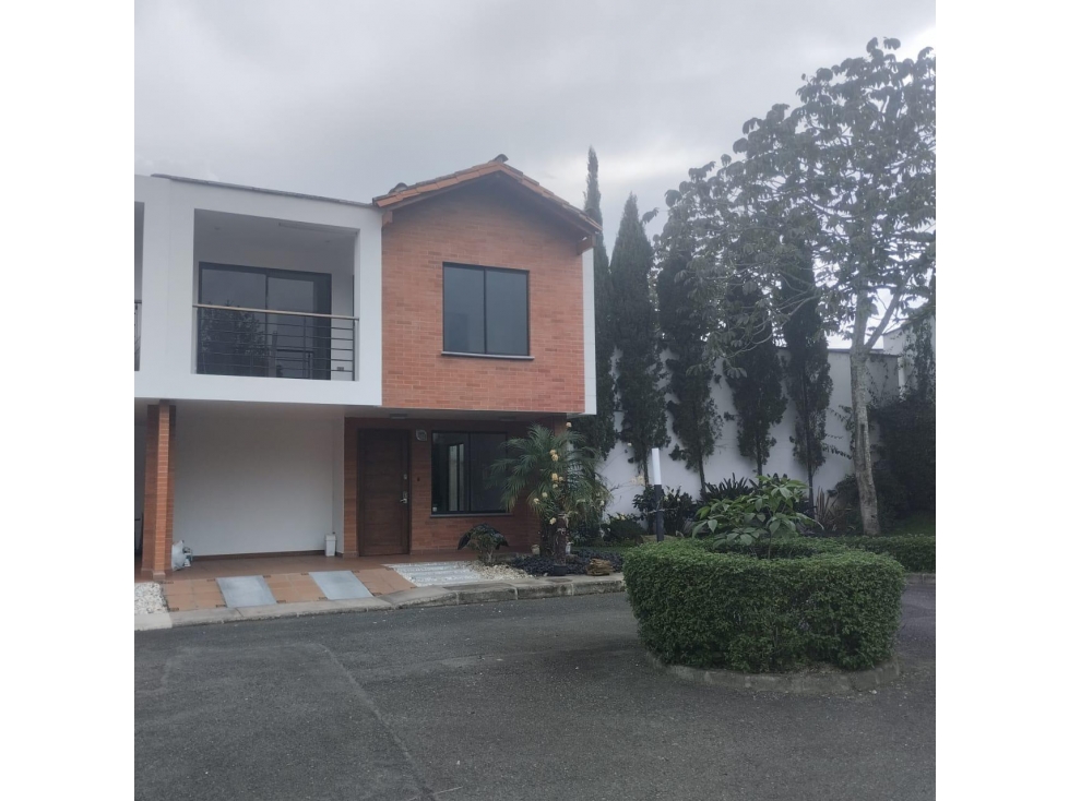 HERMOSA CASA EN VENTA LA CEJA