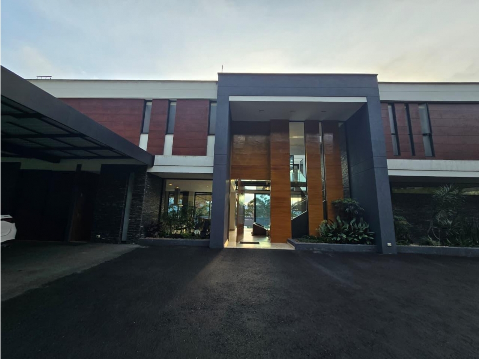 ENCANTADORA CASA EN VENTA LA CALERA MEDELLIN