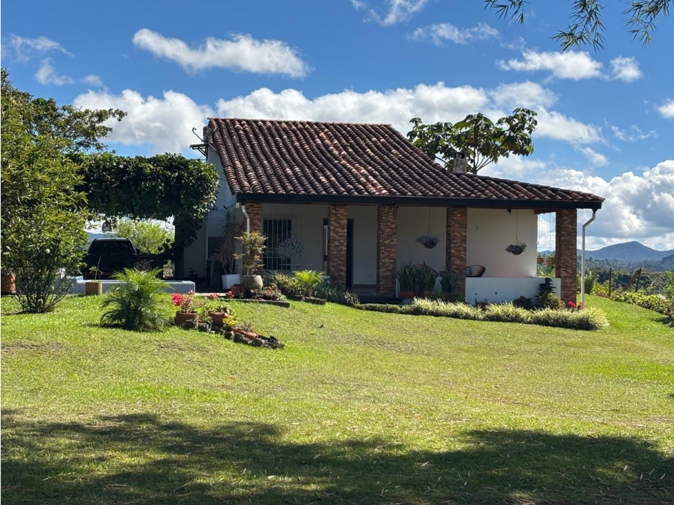 CASA CAMPESTRE CON ACCESO PRIVADO AL EMBALSE EN EL PEÑOL - 2