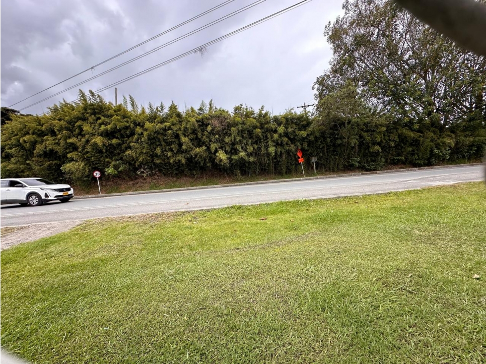 ENCANTADOR CASA LOTE EN VENTA USO INDUSTRIAL SECTOR AEROPUERTO — foto 6
