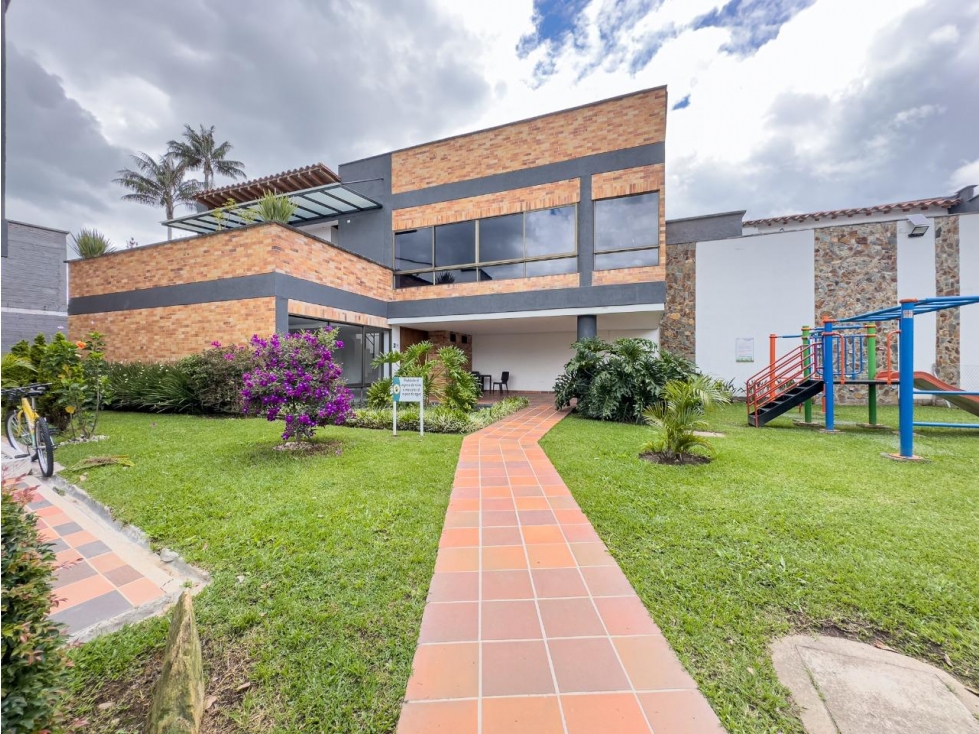 ENCANTADORA CASA EN VENTA LA CEJA
