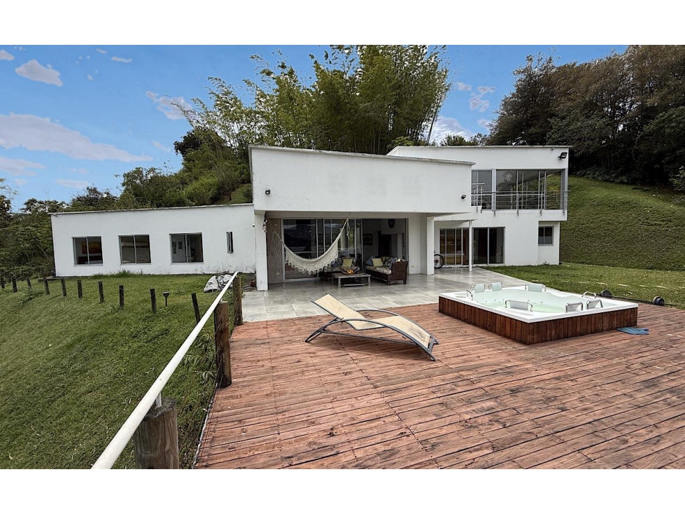 EXCLUSIVA FINCA EN VENTA EL PEÑOL CON SALIDA DIRECTA AL EMBALSE - 1