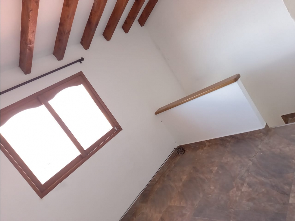 LINDO APARTAMENTO EN SEGUNDO PISO CON MANSARDA DE OPORTUNIDAD EN VENTA — foto 2