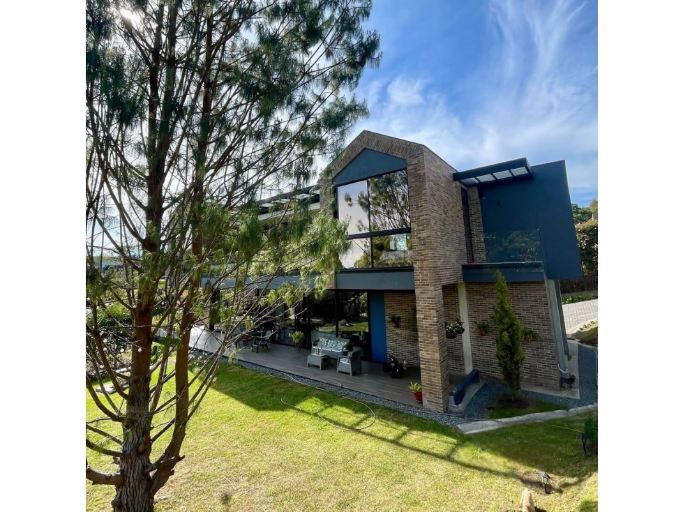CONFORTABLE CADA EN VENTA ALTO DE PALMAS