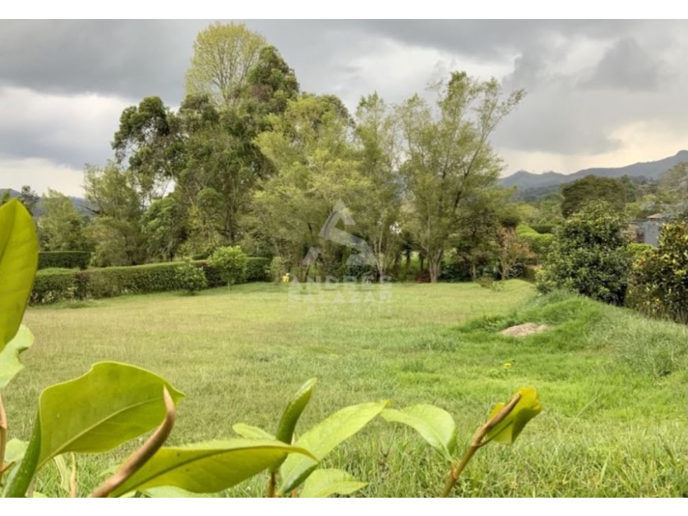 HERMOSO LOTE ESQUINERO EN PARCELACIÓN CON AGUA PROPIA EN LLANOGRANDE. — foto 6