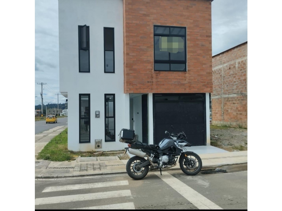 LINDA CASA ESQUINERA EN VENTA LA CEJA