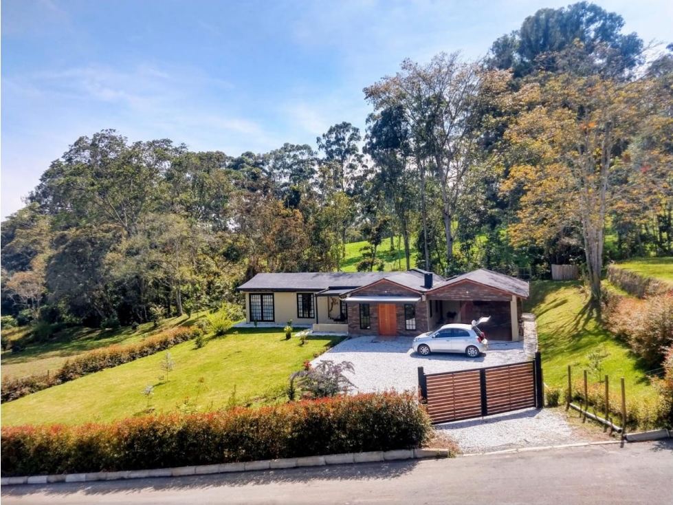 ENCANTADORA FINCA DE LUJO EN VENTA LA CEJA. HERMSOA VISTA Y VECINDARIO