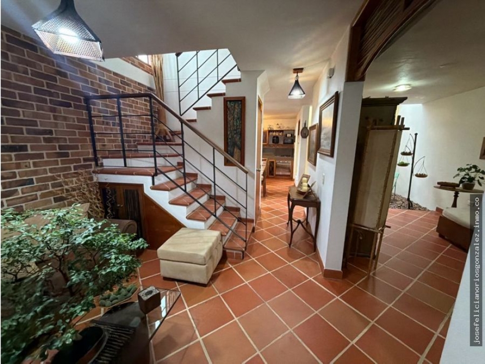 ENCANTADORA CASA ESQUINERA EN VENTA LA CEJA
