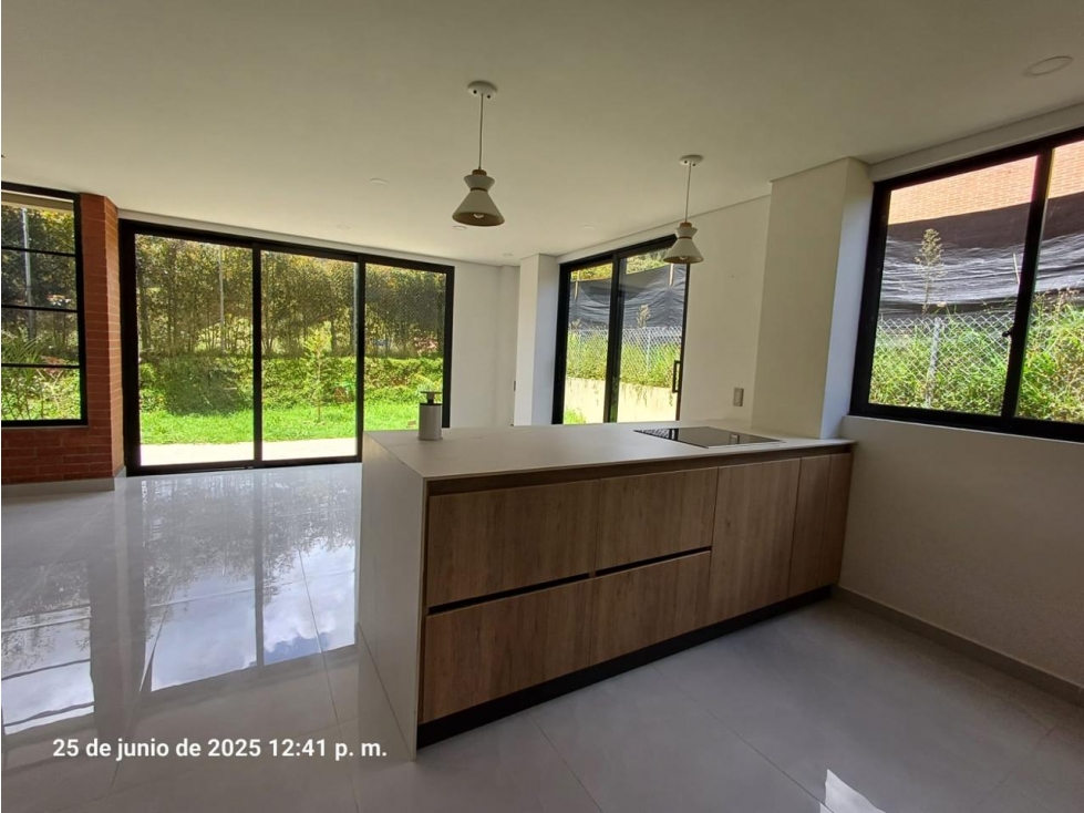 ENCANTADORA CASA EN VENTA EL RETIRO