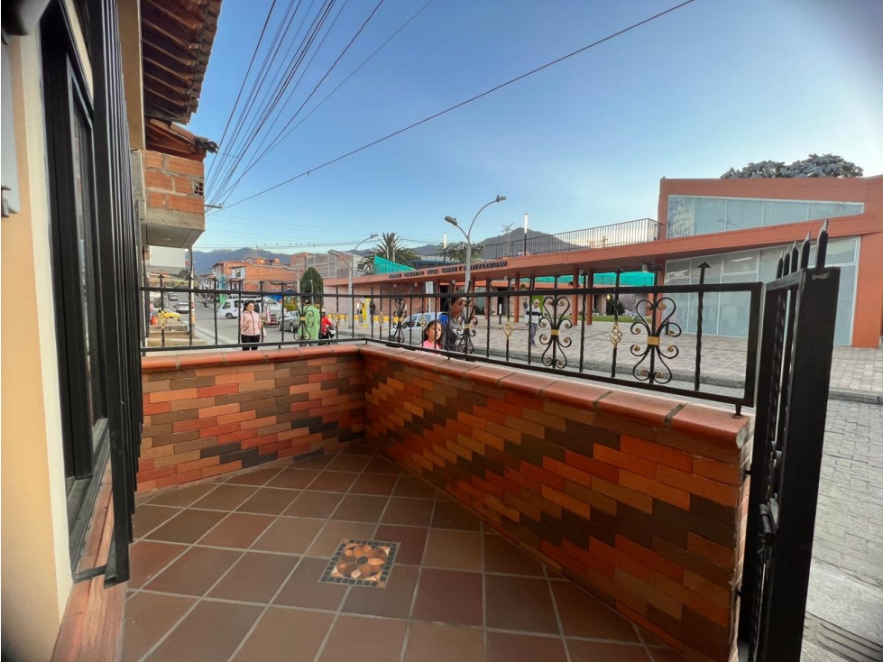 HERMOSA CASA ESQUINERA EN VENTA CON PROYECCIÓN COMERCIAL — foto 6