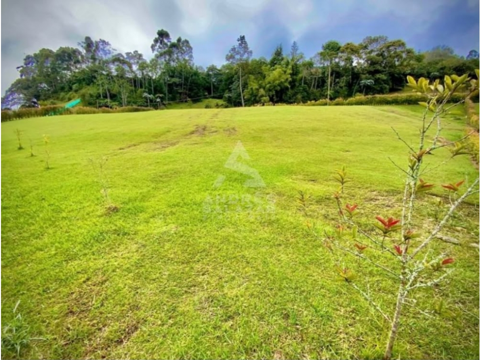 HERMOSO LOTE EN PARCELACIÓN CON LAGO MUY CERCA