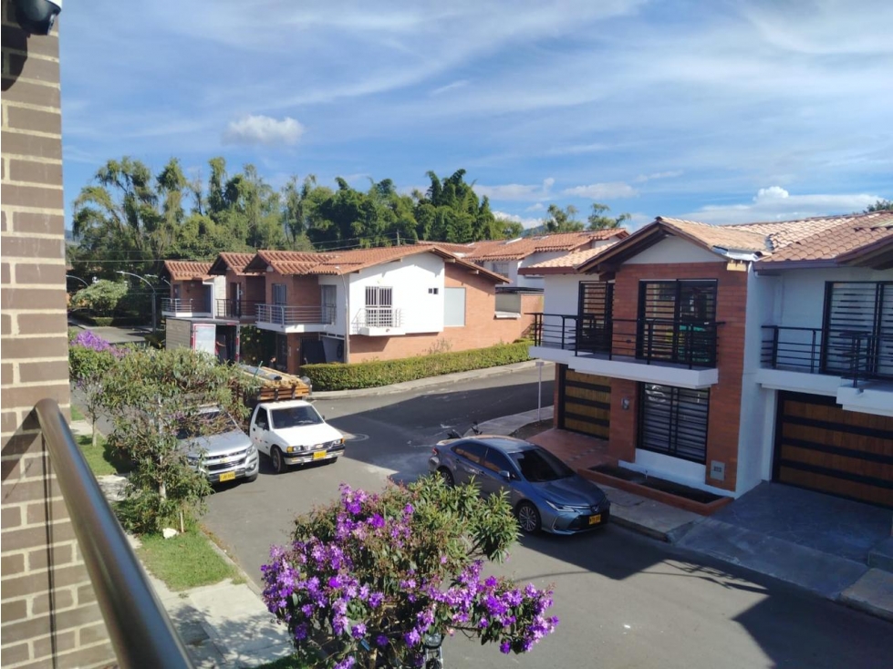 LINDA CASA EN UNIDAD EN VENTA LA CEJA
