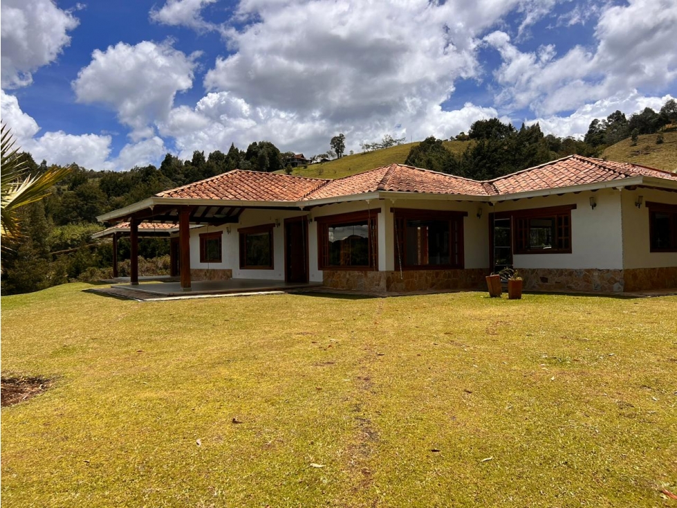 BEAUTIFUL COUNTRY HOUSE FOR SALE IN CABECERAS OF LLANOGRANDE-RIONEGRO