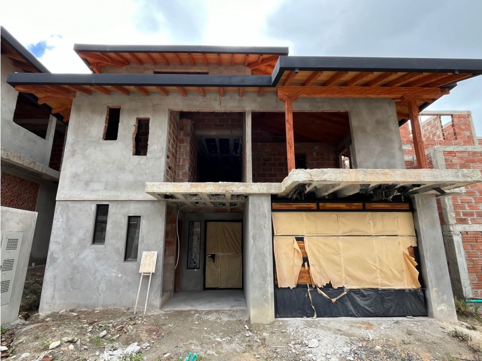 HERMOSA CASA DE TRES PLANTAS EN VENTA LA UNIÓN