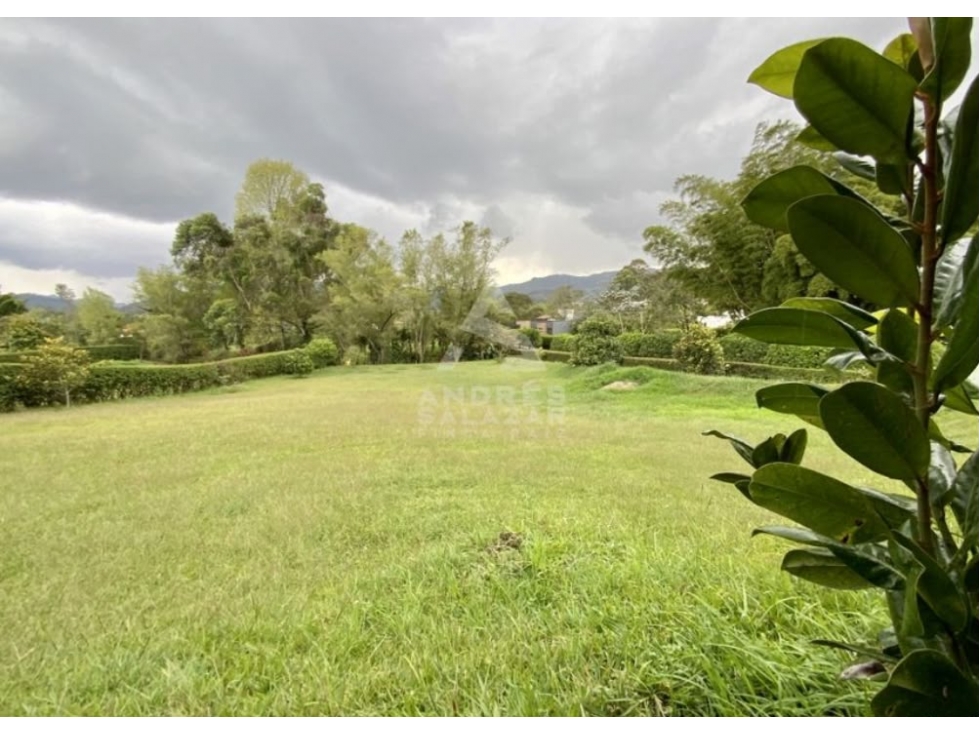 HERMOSO LOTE ESQUINERO EN PARCELACIÓN CON AGUA PROPIA EN LLANOGRANDE. — foto 4