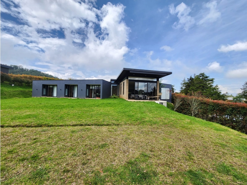 CASA FINCA EN VENTA O ARRIENDO EN EL ALTO DE LAS PALMAS-ENVIGADO