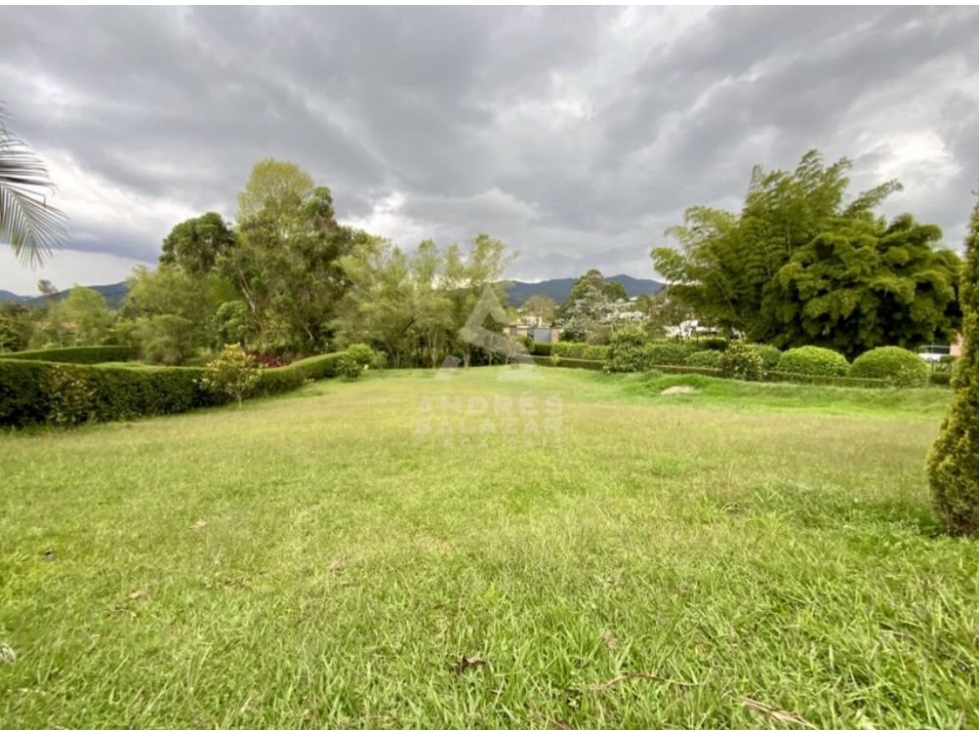 HERMOSO LOTE ESQUINERO EN PARCELACIÓN CON AGUA PROPIA EN LLANOGRANDE. — foto 2