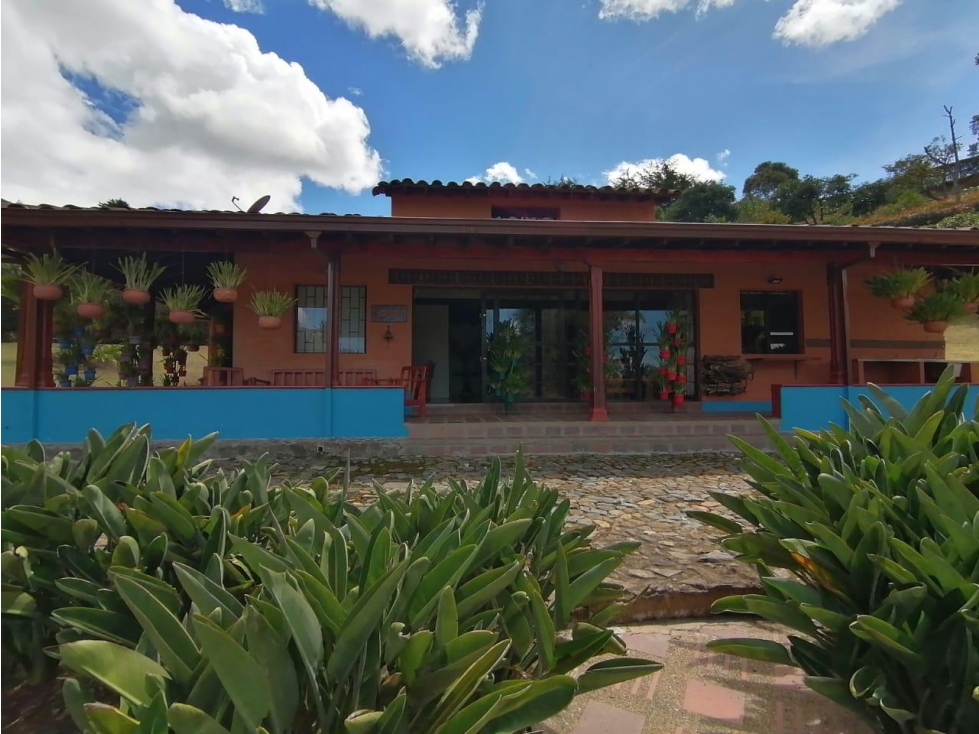 ENCANTADORA FINCA EN VENTA CERCA A LA AUTOPISTA