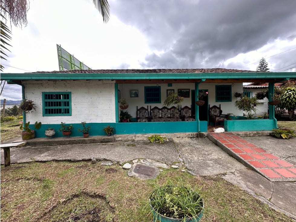 ENCANTADOR CASA LOTE EN VENTA USO INDUSTRIAL SECTOR AEROPUERTO