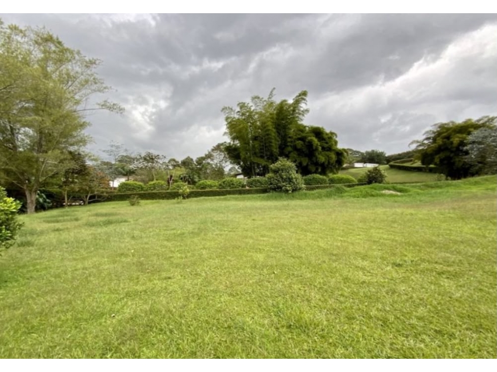 HERMOSO LOTE ESQUINERO EN PARCELACIÓN CON AGUA PROPIA EN LLANOGRANDE. — foto 3