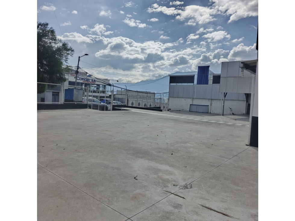 Renta Local / Patio Av. Eloy Alfaro, Monteserrin $2,500 - 1