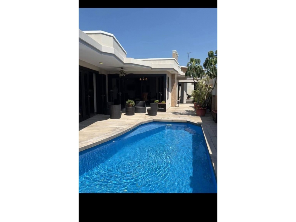 330mil Venta Casa moderna Vía a la Costa, Urb Puerto Azul, con piscina