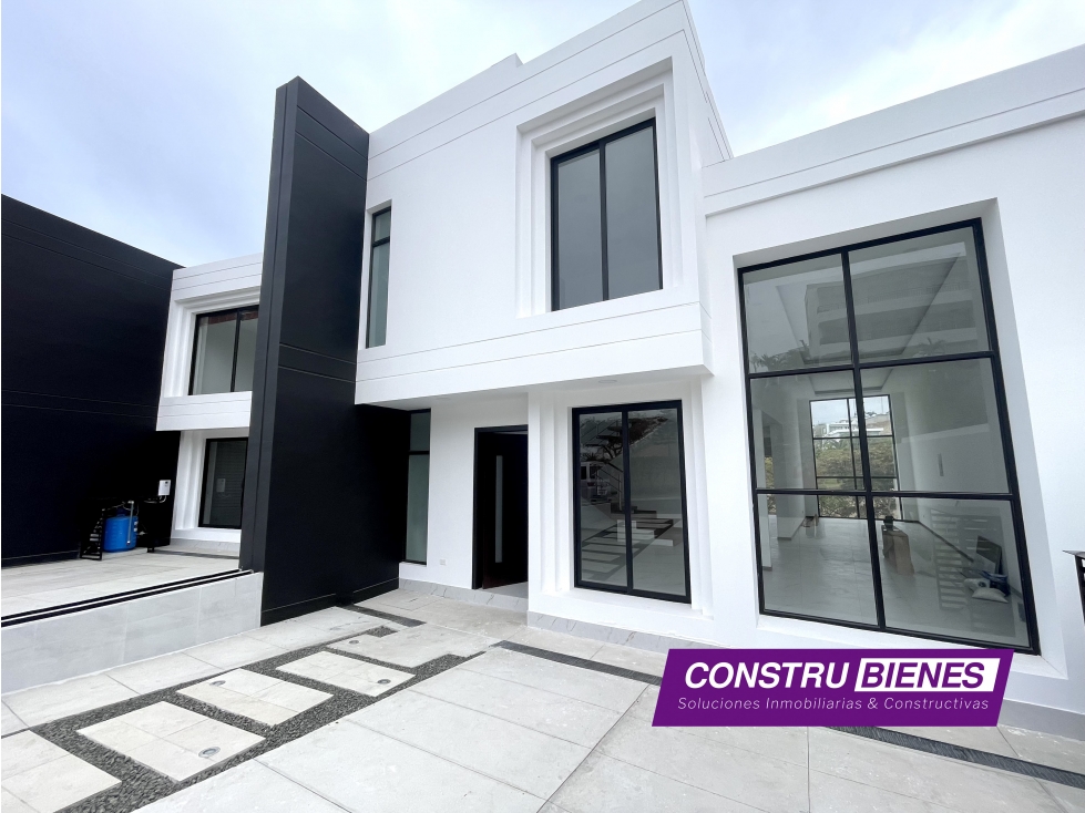 Casa con piscina en urbanización Ciudad del Mar, Manta
