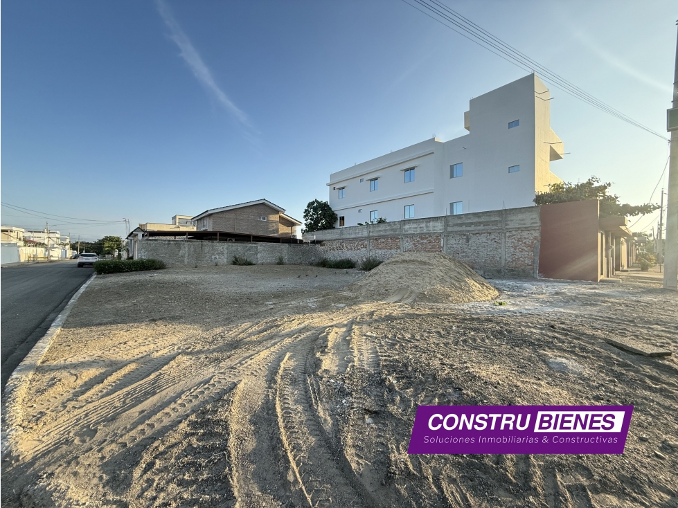 Terreno esquinero en venta Urbanización Manta 2000, Manta - 1