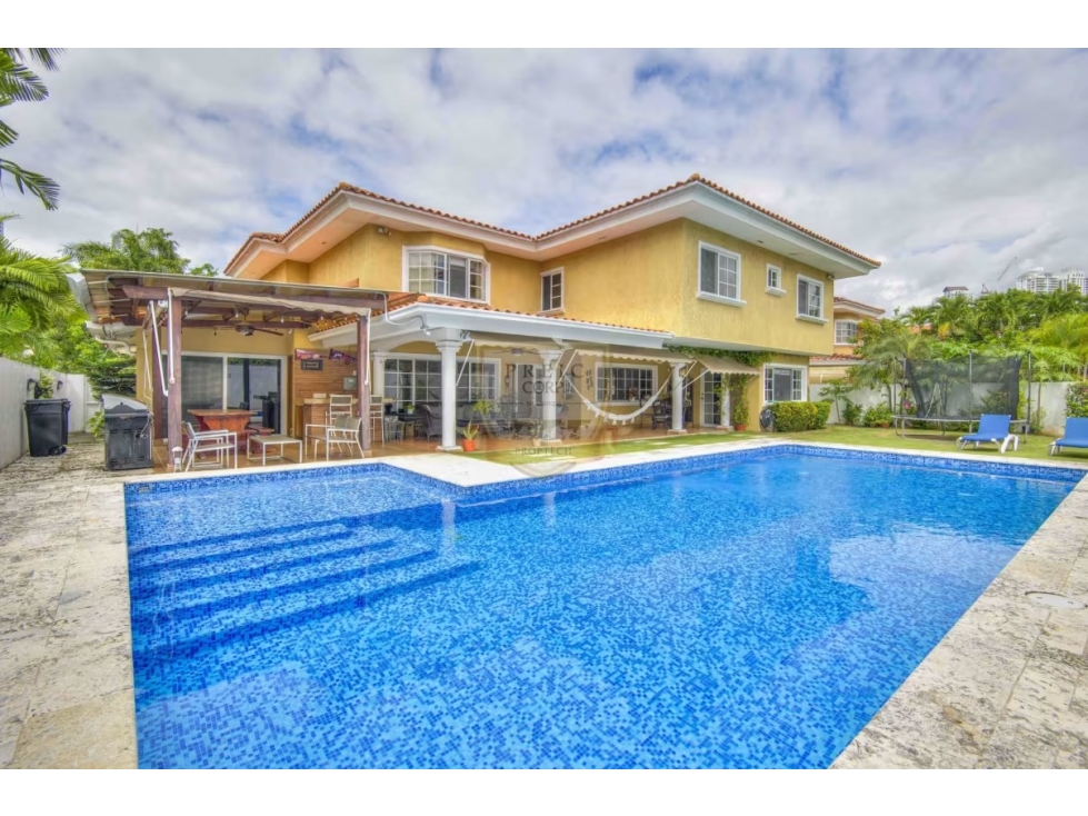 CASA UNIFAMILIAR COSTA SERENA - 661 MTS - 4 RECAMARAS - $1,120,000 DL - 2
