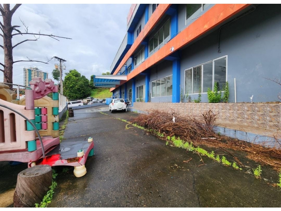 VENTA DE EDIFICIO CON TERRENO AL LADO DEL METRO 12 DE OCTUBRE — foto 2