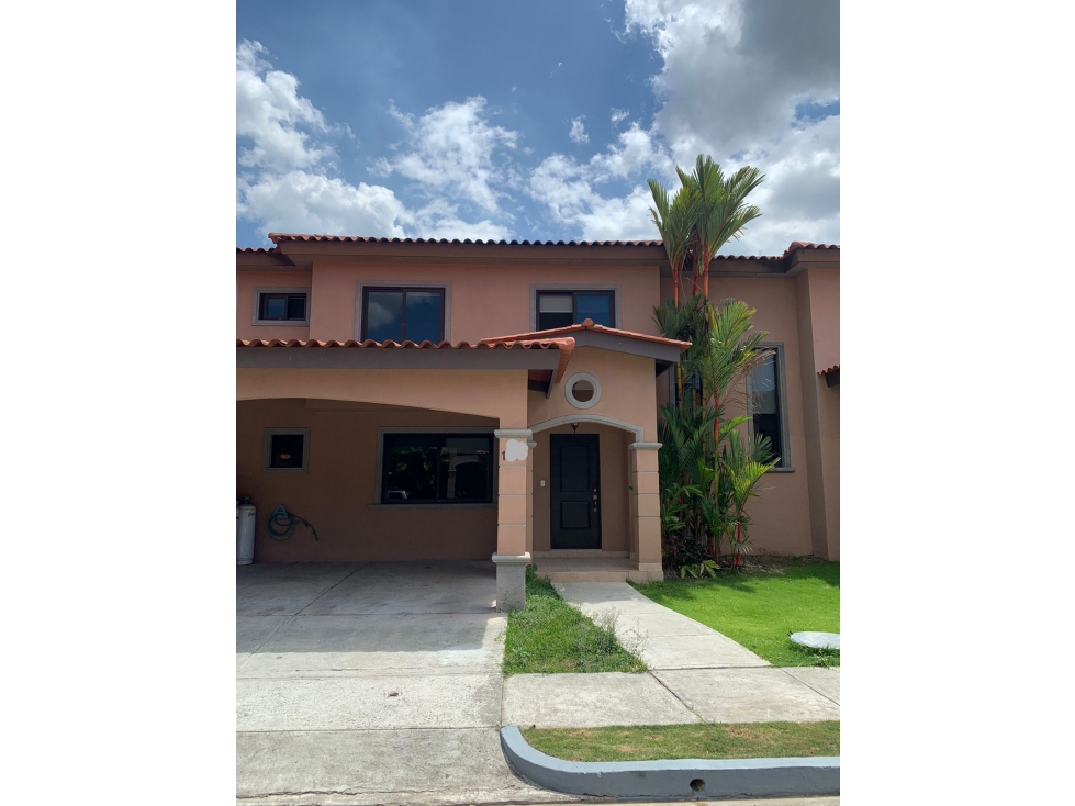 SE VENDE CASA EN VERSALLES, MODELO TOLEDO