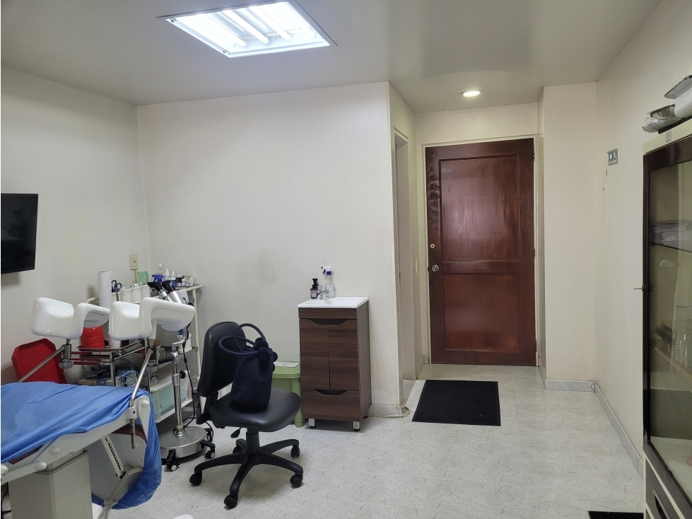 CONSULTORIO AL FRENTE DE LA CLINICA DEL COUNTRY PARA ARRENDAR — foto 2