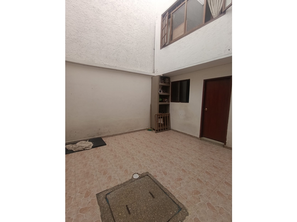 VENTA EXCELENTE CASA DE DOS PLANTAS - BUENA ILUMINACIÓN NATURAL — foto 4