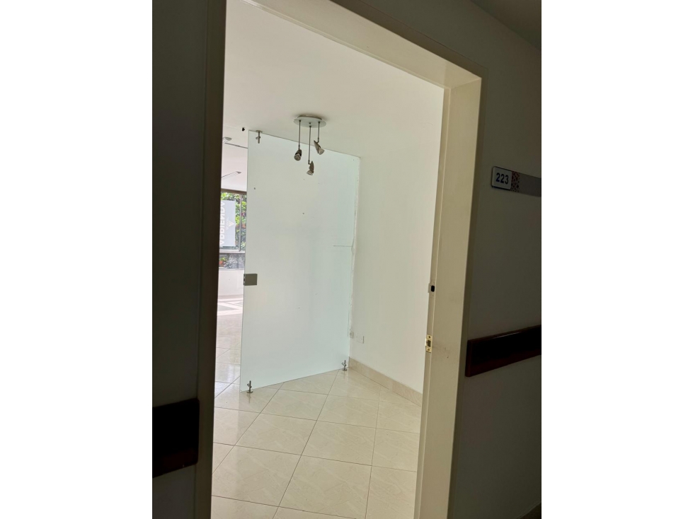 VENTA DE OFICINA EN RODEO PLAZA — foto 2
